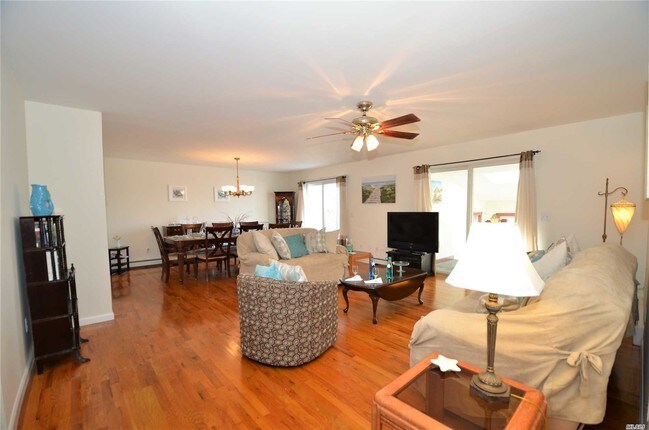 Foto del edificio - 235 Lilac Ln
