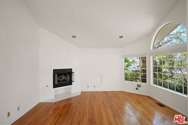 Building Photo - 2534 Wellesley Ave