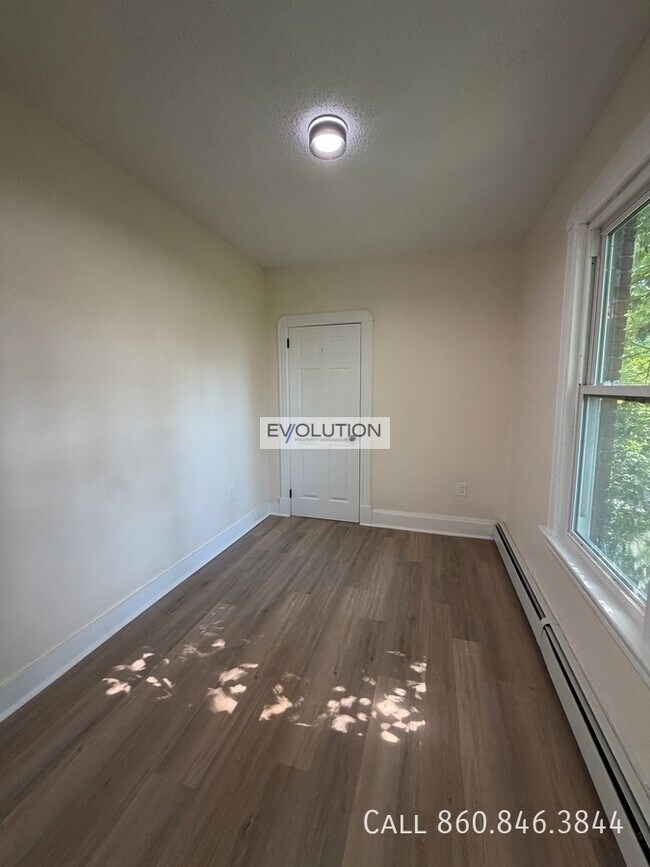 Foto del edificio - 906-908 Park St-3W