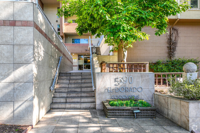 Entrada del edificio - El Dorado Apartments