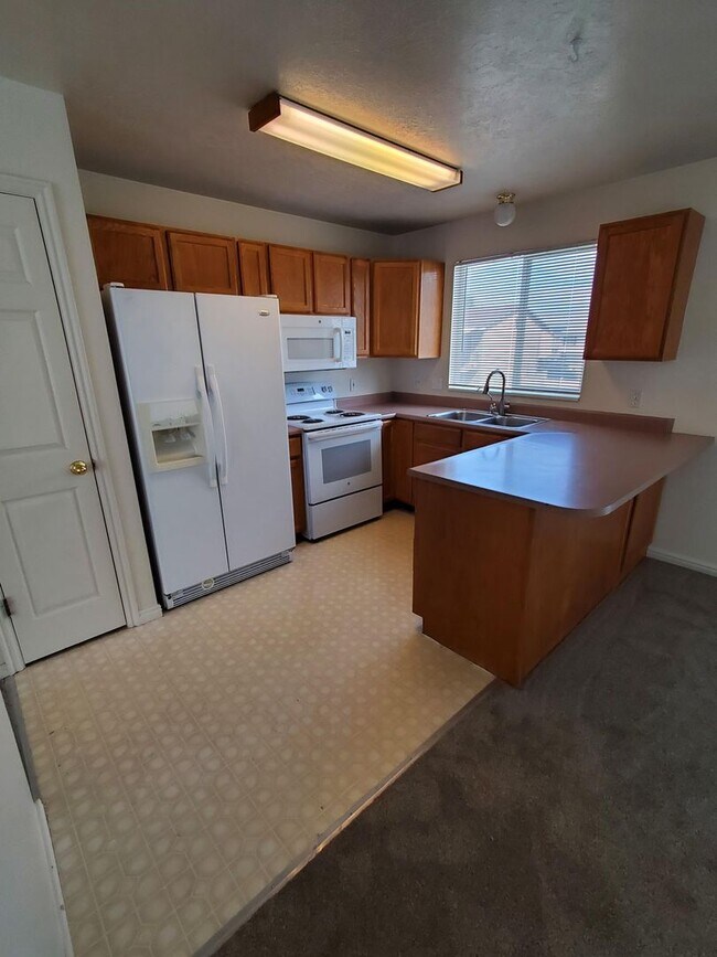 Foto del edificio - Clearfield 4 bedroom, 3 bathroom home. Big...