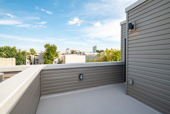 Building Photo - 1912 Monument St