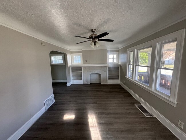 Building Photo - Charming 3-Bedroom Property in Prime Location