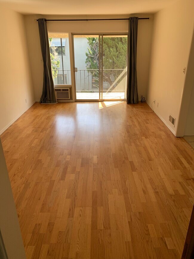 living room - 1415 E Appleton St