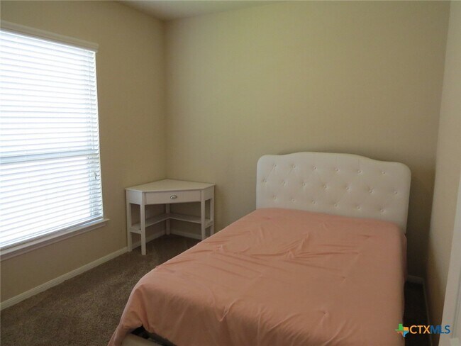 Foto del edificio - 5623 Blackstone Dr