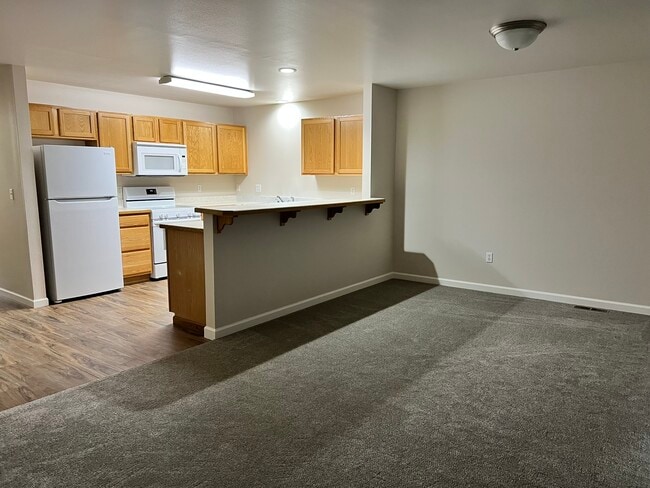 Building Photo - 5553 Glenridge Way