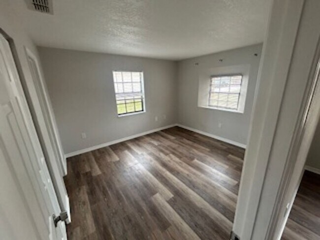 Building Photo - 2/2/1 PET FRIENDLY