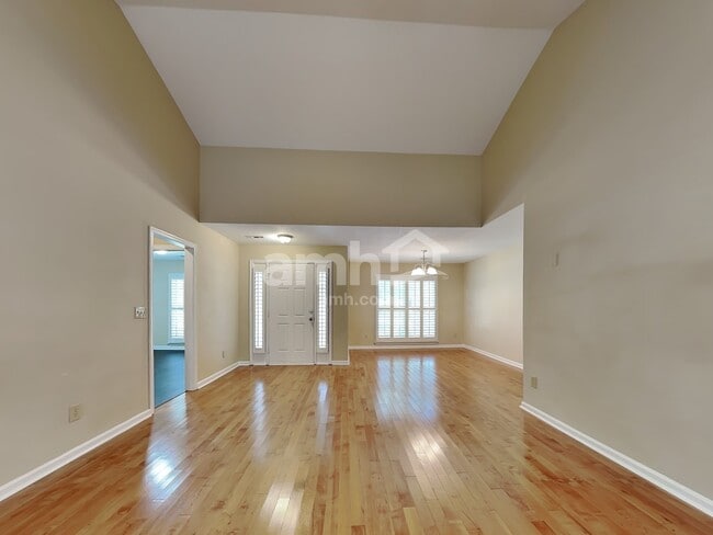 Building Photo - 3109 Southampton Dr