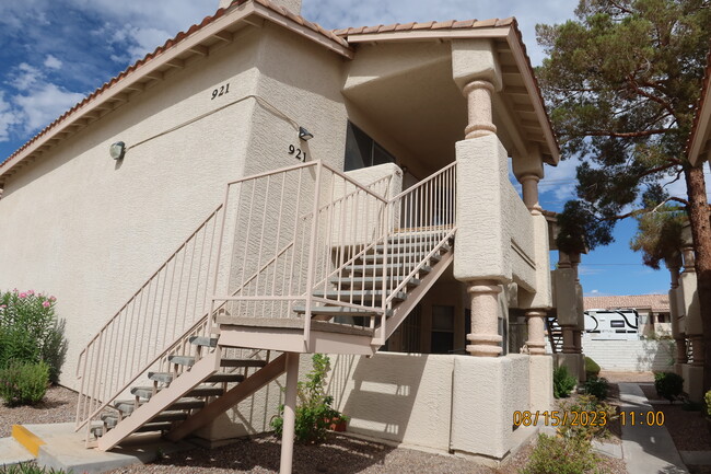 Building Photo - 921 Rockview Dr