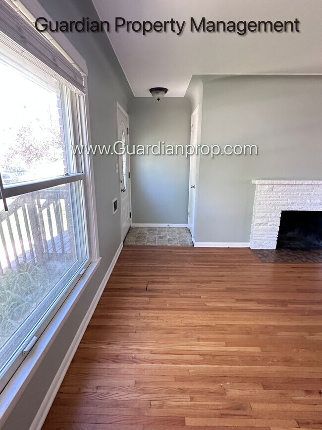 Foto del edificio - Crosstown Side By Side, Washer/Dryer In Unit, 1 Garage Space, Hardwood Floors, Dishwasher