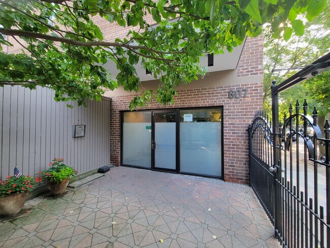 Building Photo - 607 W Wrightwood Ave