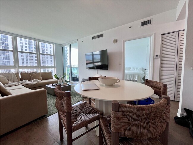 Foto del edificio - 500 NE 29th St