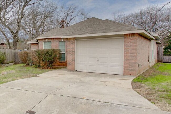 Building Photo - No Application Fees* $1000 off 1st months ...