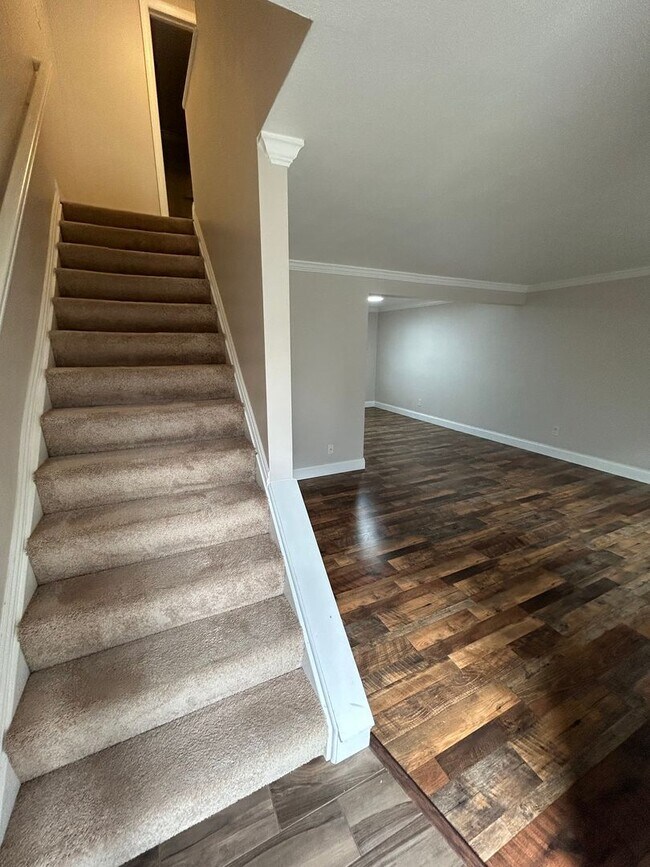 Foto del edificio - Modern Charm: 2 BR Home with Finished Basement, Pet Friendly, Assigned Parking, and Prime Location!