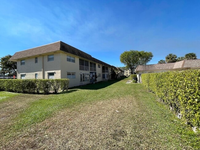 Building Photo - 9911 SW Sandalfoot Blvd