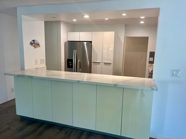 Foto del edificio - Modern Coastal Oasis: 1 Bedroom, 1 Bath All-Inclusive Retreat in Hawaii Kai