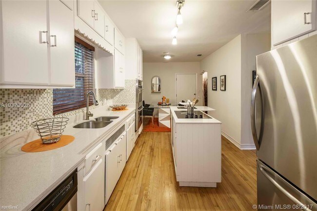 Foto del edificio - 830 NE 71st St