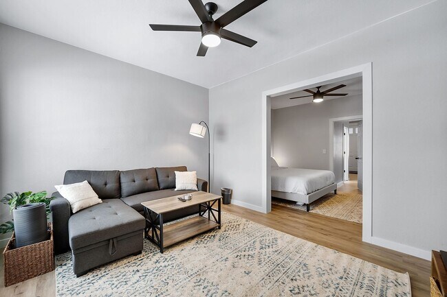 Foto del edificio - Remodeled 1BD, 1BA in the Highlands with Back Yard