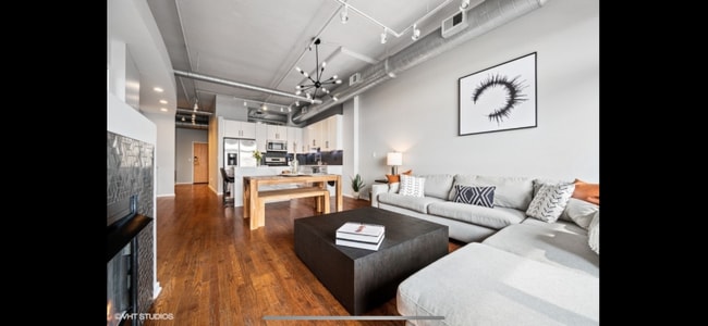 Building Photo - 933 W Van Buren St