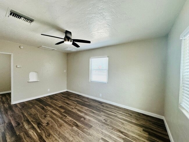 Building Photo - Newly Remodeled 1 Bedroom in Desired Locat...