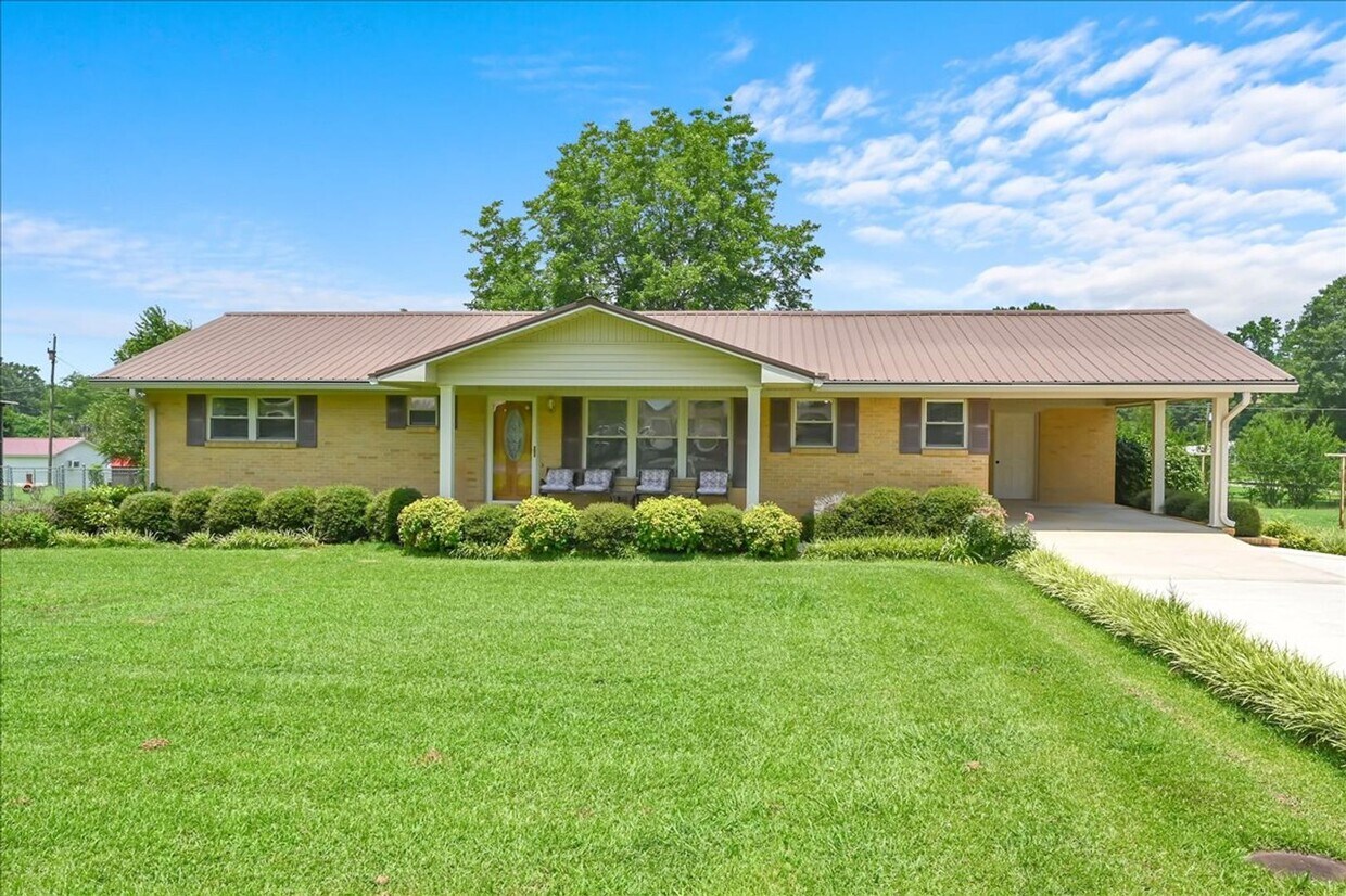 Foto principal - 3 Bedroom, 2 Bath home.
