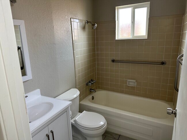 Building Photo - 2470 E Warwick Vista