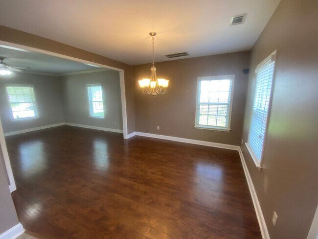Foto del edificio - 5 bedroom home available now! Fenced Yard!