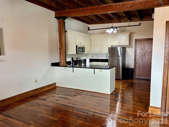 Foto del edificio - 235 E Main St