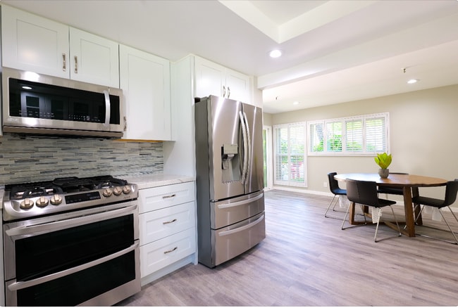 Building Photo - Renovated 3 Bed, 3 Bath Townhome Available...