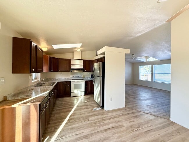 Building Photo - 3 Bed / 2 Bath Home with Workshop on 0.42 ...