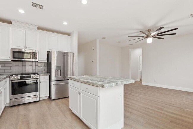 Foto del edificio - Remodeled Corner Lot with Mountain Views!