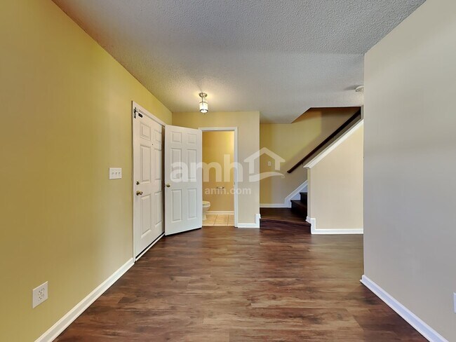 Building Photo - 430 Rockbridge Dr