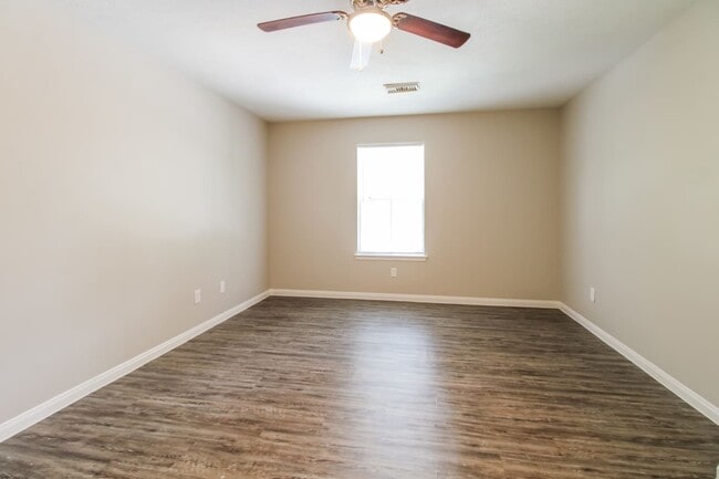 Building Photo - 8819 Scenic Green Dr