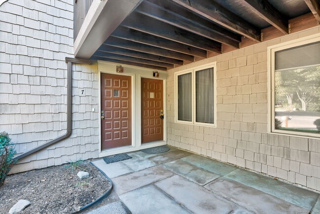 Building Photo - 5 Little Oak Ln