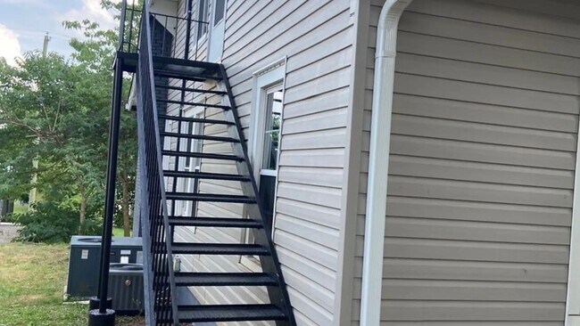 Entrance to unit B - 1919 Hoitt Ave