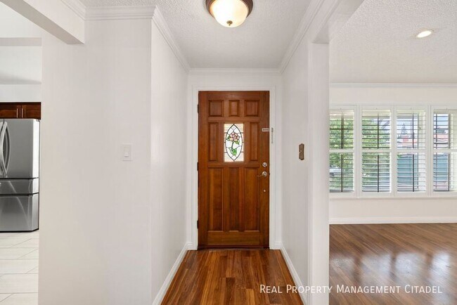 Foto del edificio - 2260 E Standish Ave