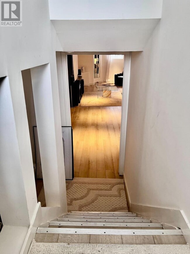 Building Photo - 220 Rose Park Dr