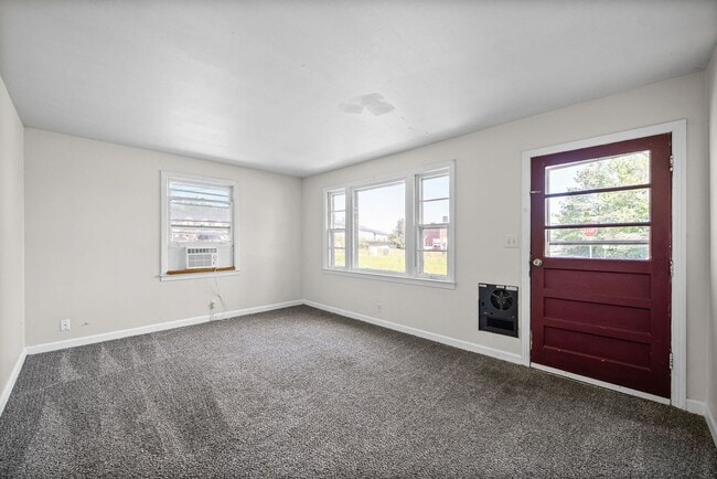 Building Photo - 3 Bedroom Home For Rent Near Lowes On Madison Street!