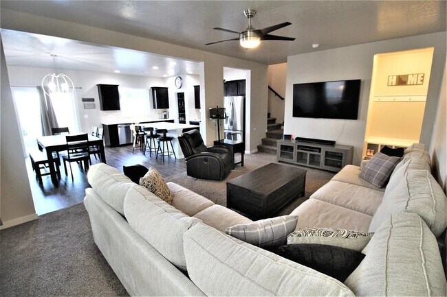 Building Photo - 119 S Baraya Way