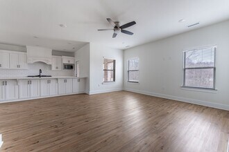 Building Photo - 2045 N Sunshine Rd