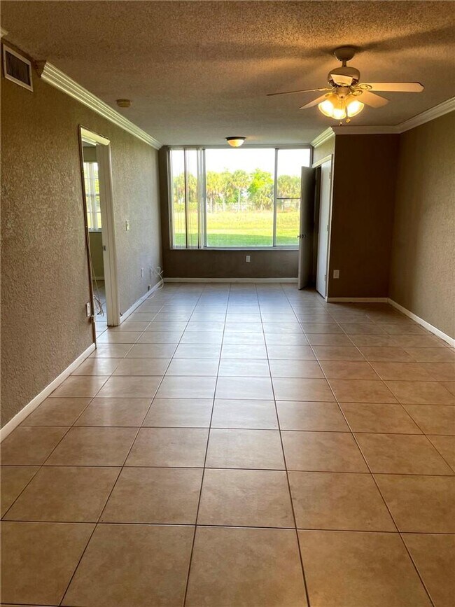 Foto del edificio - 2861 N Oakland Forest Dr