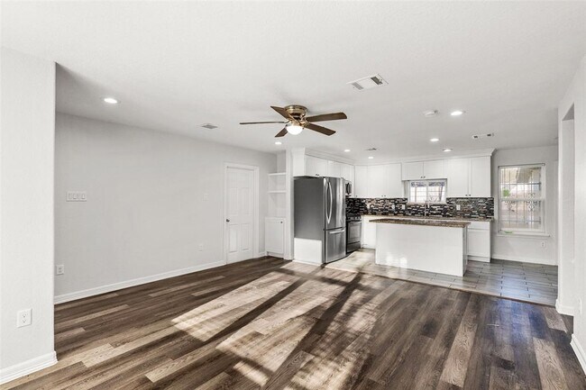 Foto del edificio - 9337 Rosehaven Dr