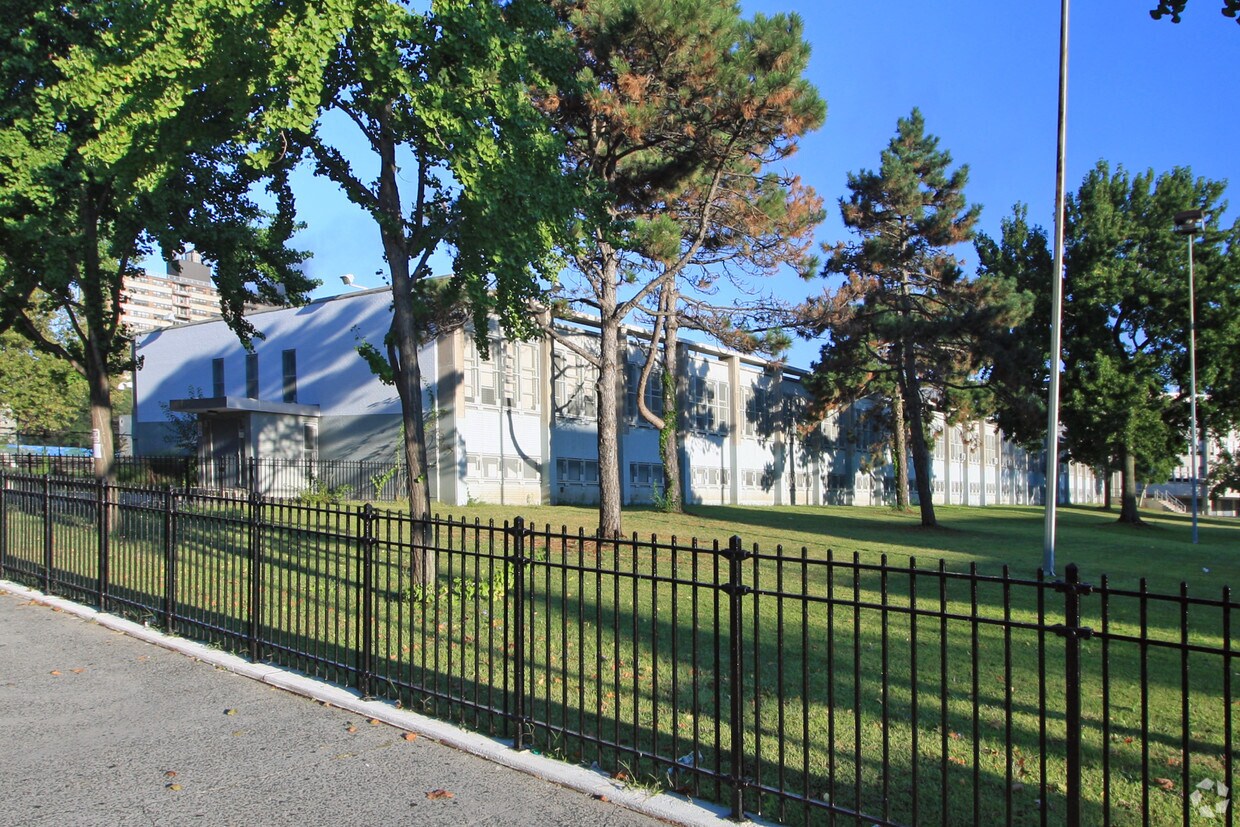 Primary Photo - 461 Winthrop St