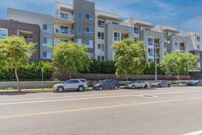Foto del edificio - 12655 Bluff Creek Dr