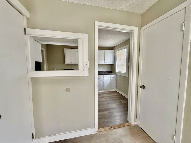 Foto del edificio - 1448 Menager Rd