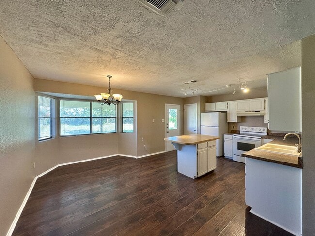 Building Photo - $300 Off 1st Months Rent!  Viewable Now!