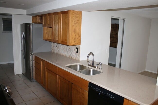 Building Photo - Beautifully updated 2 bedroom 2 bath