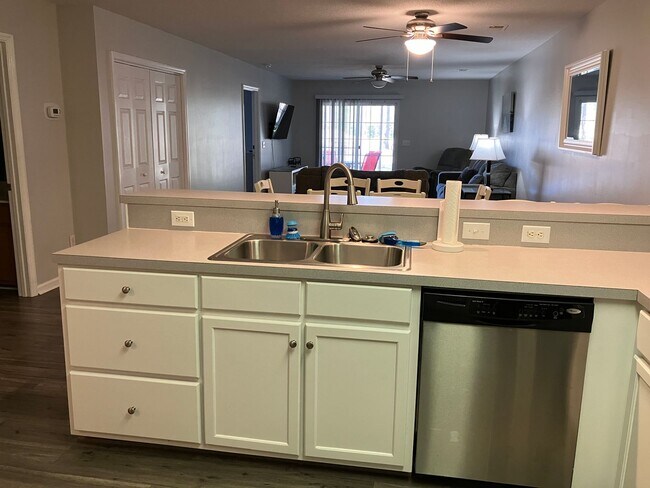 Foto del edificio - This is a 2 Bedroom, 2 Bathroom Completely...