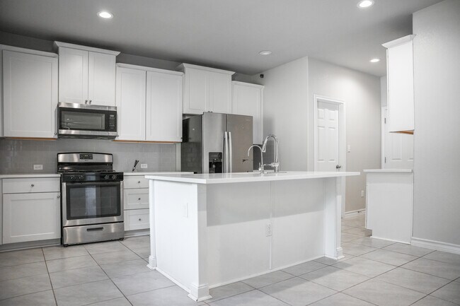 Building Photo - 341 Mary Max Cir