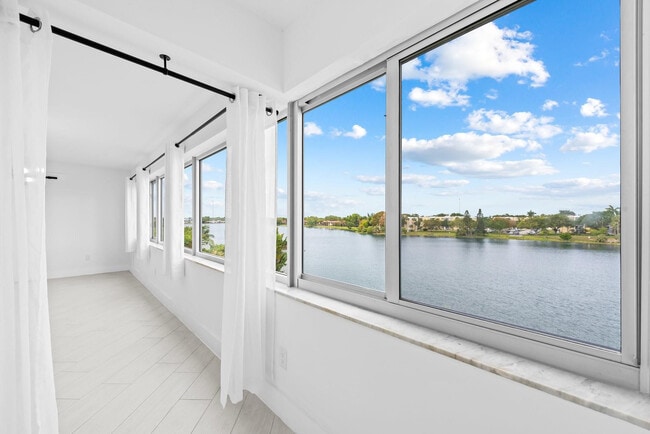 Foto del edificio - 877 NE 195th St